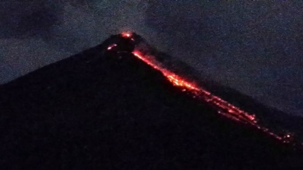 Badan Geologi Kementerian ESDM dalam evaluasi Gunung Karangetang periode 23-30 Juni 2023 merekam sebanyak 1.792 kali gempa guguran. Tampak guguran lava pijar ke arah Kali Kahetang tanggal 4 Juli 2023 pukul 22.49 WITA. (ANTARA/HO-Pos PGA Karangetang).