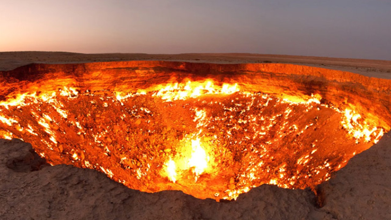 Darvaza Gas Crater, ‘Gerbang Neraka’ di Turkmenistan (foto: reddit.com)