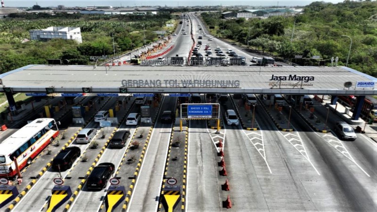 Foto udara sejumlah kendaraan berada di Gerbang Tol Warugunung Surabaya, Jatim. ANTARA/HO-PT JTT