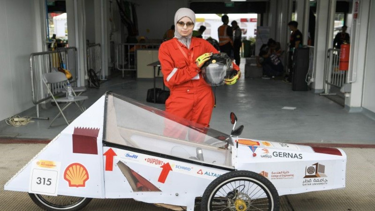 Pengemudi tim GERNAS-E Qatar berpose ketika mengikuti Shell Eco-marathon Asia-Pasifik dan Timur Tengah di Sirkuit Mandalika (ANTARA/Ho/Shell Eco-marathon)