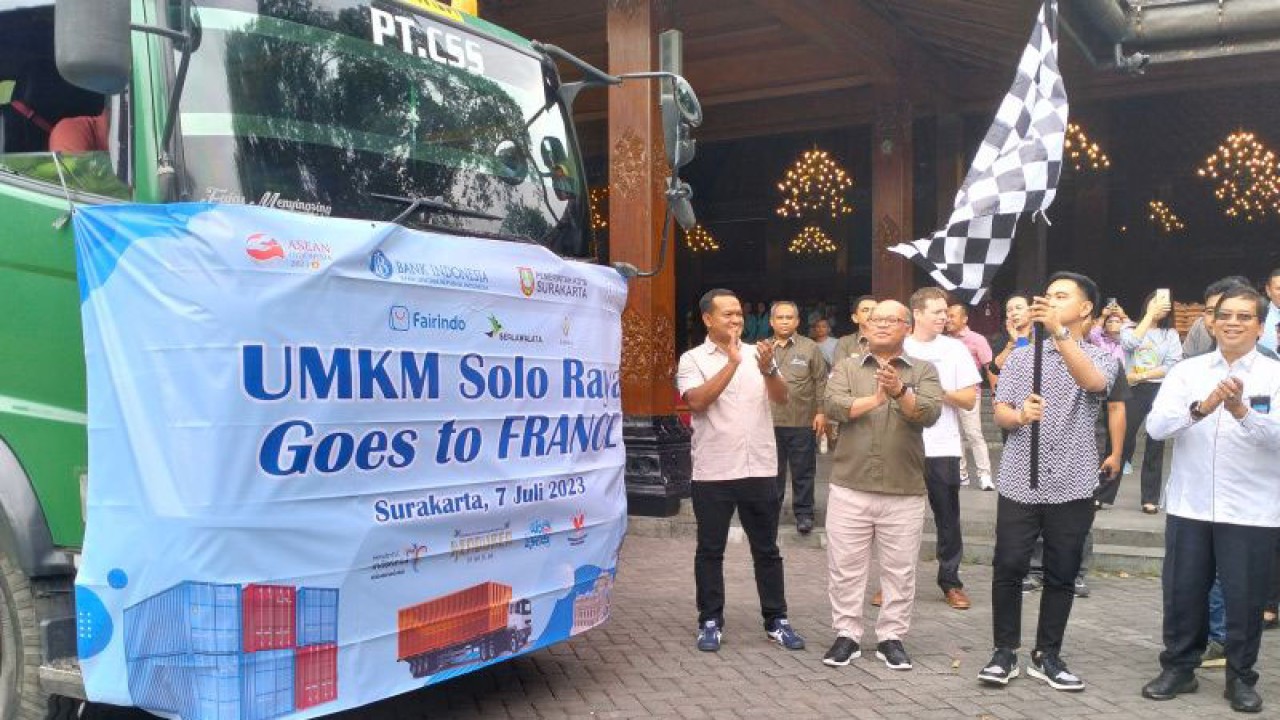 Wali Kota Surakarta Gibran Rakabuming Raka melepas produk UMKM untuk ekspor ke Perancis di Halaman Balai Kota Surakarta, Jumat (7/7/2023). ANTARA/Aris Wasita