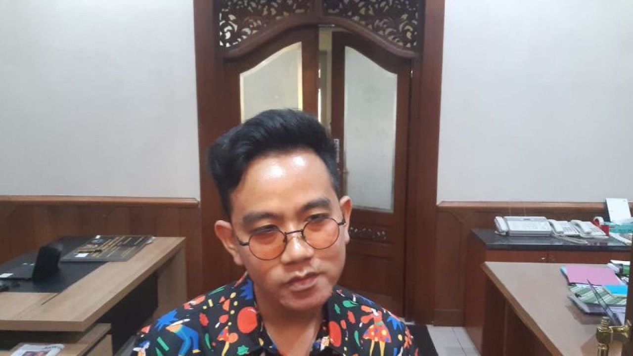 Wali Kota Surakarta Gibran Rakabuming Raka memberikan keterangan kepada wartawan di Solo, Senin (17/7/2023). ANTARA/Aris Wasita