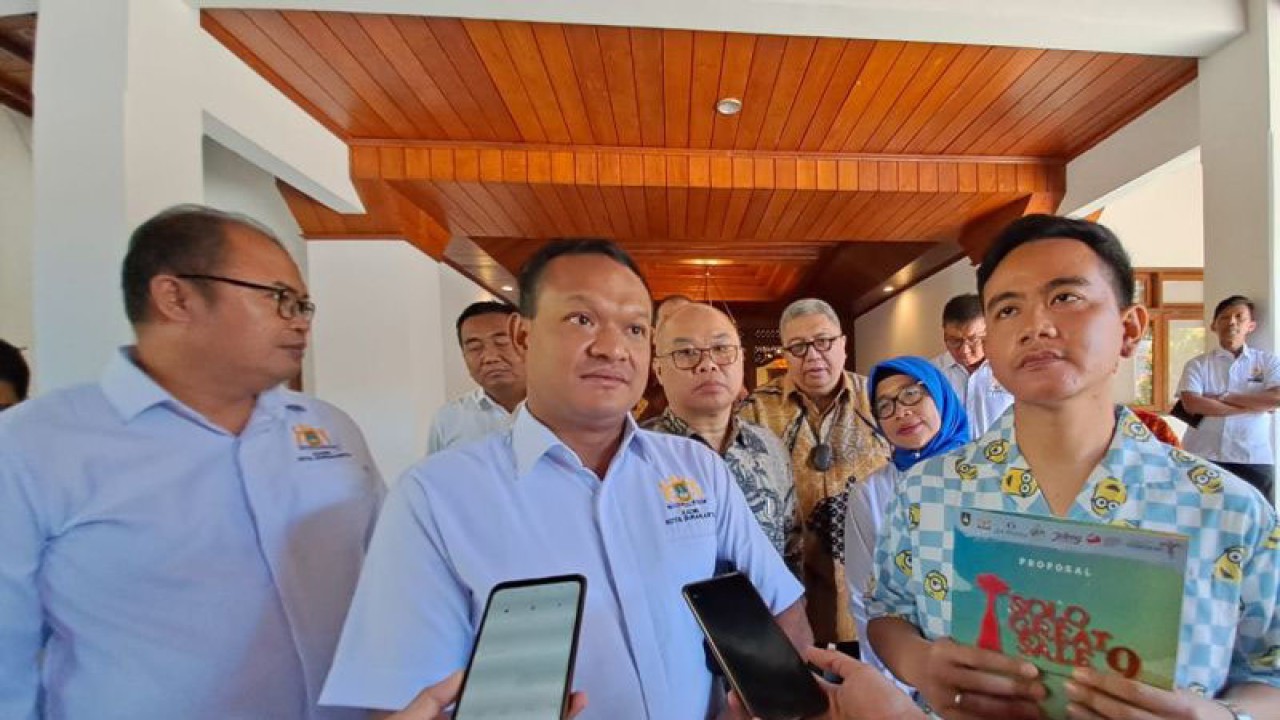 Wali Kota Surakarta Gibran Rakabuming Raka dan Ketua Kamar Dagang dan Industri (Kadin) Kota Surakarta Ferry Septha Indrianto memberikan keterangan kepada wartawan, di Solo, Jawa Tengah, Jumat (21/7/2023). ANTARA/Aris Wasita