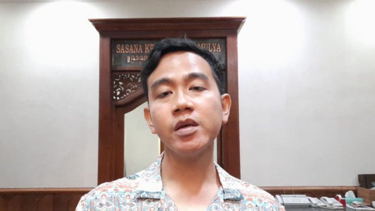 Wali Kota Surakarta Gibran Rakabuming Raka memberikan keterangan kepada wartawan di Solo, Senin (31/7/2023). ANTARA/Aris Wasita