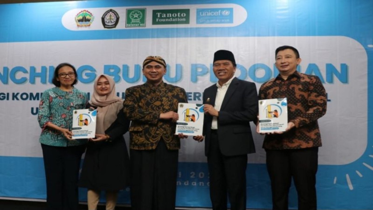 Dari kiri ke kanan: Spesialis Gizi UNICEF Indonesia Sri Sukotjo, Ketua PW Fatayat NU Jateng Tazkiyatul Muthmainnah, Wakil Gubernur Jawa Tengah Taj Yasin Maimoen, Rektor Universitas Diponegoro Prof. Dr. Yos Johan Utama, dan Head of ECED Tanoto Foundation Eddy Henry. (ANTARA/HO-Tanoto Foundation)