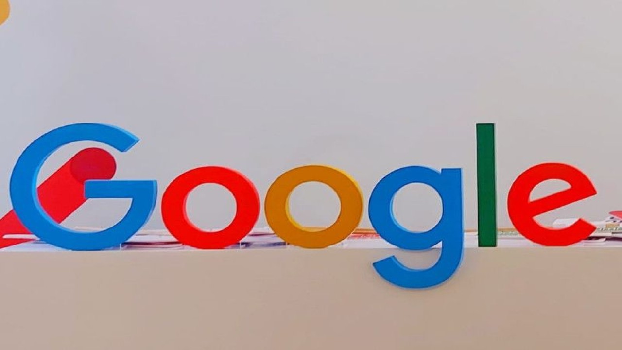 Logo Google saat pelaksanaan Google Cloud Summit di Jakarta, Selasa (8/6/2023). (ANTARA/Livia Kristianti)