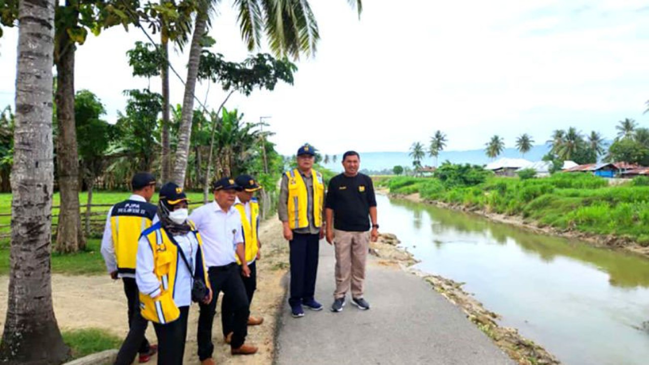 Kepala DPUPR Kabupaten Gorontalo Heriyanto Kodai bersama tim BWS Sulawesi II meninjau lokasi longsor bantaran Sungai Alopohu, Kabupaten Grontalo, Selasa (18/7/2023). ANTARA/HO-Diskominfo Kabupaten Gorontalo