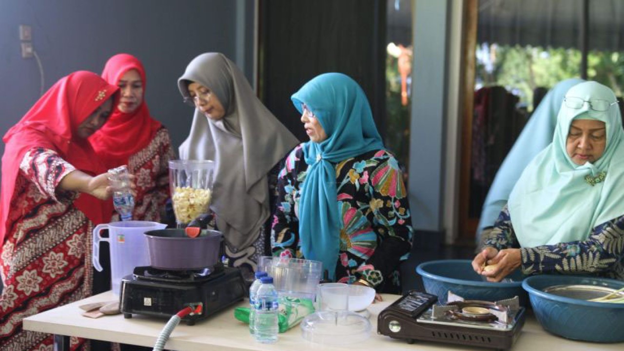 GOW Bangka Barat menggelar pelatihan keterampilan usaha mukiman berbahan baku rempah diikuti para ibu rumah tangga di Kecamatan Mentok, Kamis (27/7/2023). (ANTARA/HO-Diskominfo Bangka Barat)