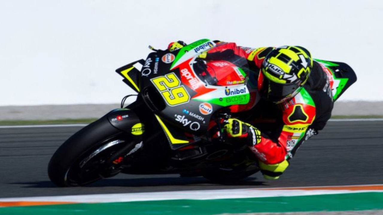 Arsip - Pebalap Aprilia Racing Team asal Italia Andrea Iannone melaju dalam testing pramusim di Sirkuit Ricardo Tormo, di Cheste dekat Valencia, Spanyol, pada 19 November 2019. (JOSE JORDAN / STR / AFP)