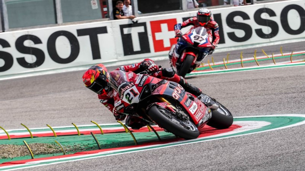 Pebalap Aruba.It Ducati Michael Ruben Rinaldi melaju saat sesi latihan bebas WSBK Italia di Imola, Jumat (14/7/2023). (ANTARA/HO/WSBK)