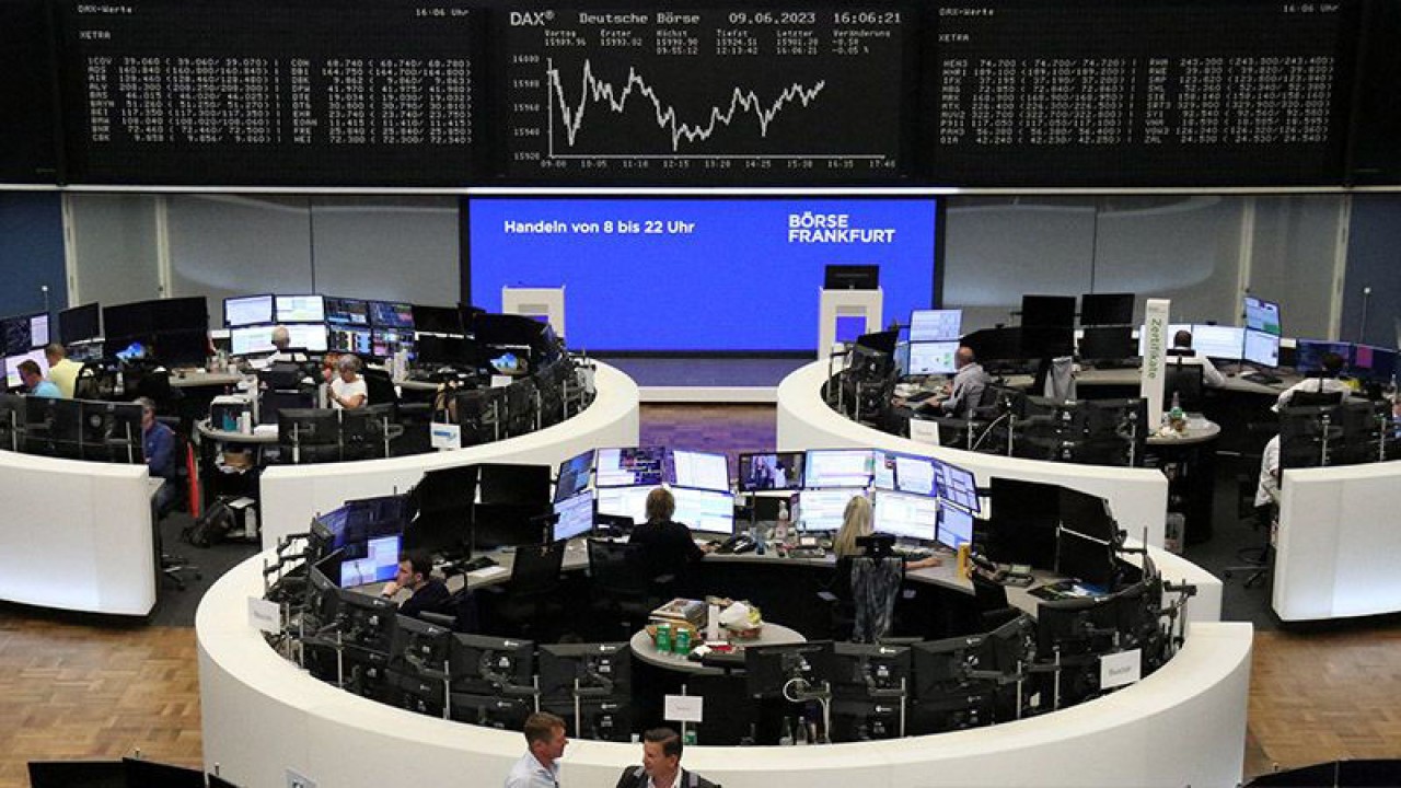 Grafik indeks harga saham DAX Jerman digambarkan di bursa saham di Frankfurt, Jerman (9/6/2023). ANTARA/REUTERS/Staff/aa