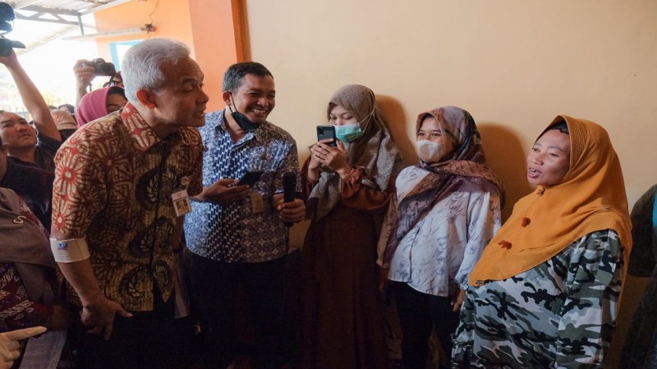 Gubernur Jawa Tengah Ganjar Pranowo berbincang dengan ibu-ibu hamil di Desa Blerong, Kecamatan Guntur, Kabupaten Demak, Selasa (18/7/2023). (ANTARA/HO-Humas Pemprov Jateng)