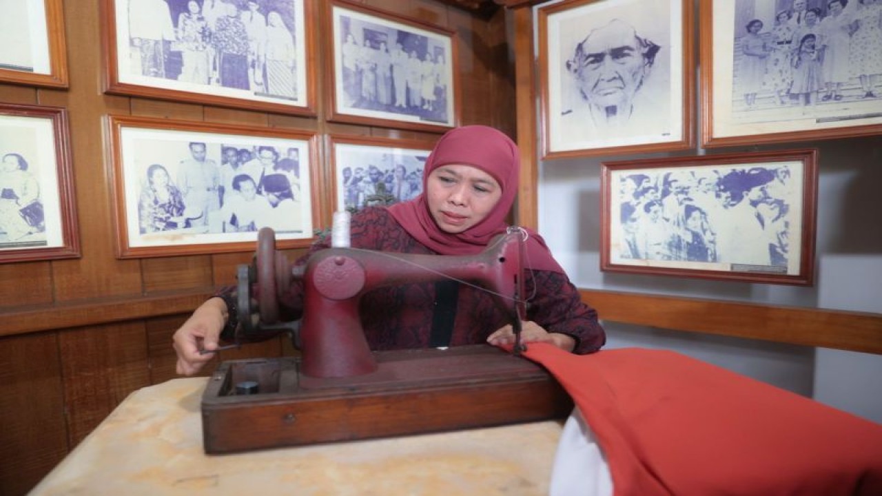 Gubernur Jatim Khofifah Indar Parawansa mencoba mesin jahit yang digunakan untuk merangkai bendera merah putih saat berkunjung di rumah Fatmawati Soekarno di Bengkulu. (ANTARA/HO-Biro Adpim Jatim)