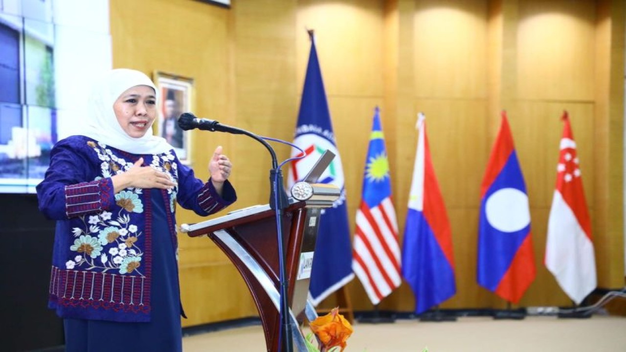 Gubernur Jatim Khofifah Indar Parawansa menyampaikan paparan materi dalam Pelatihan Kepemimpinan Nasional (PKN) Tingkat II Angkatan XIV di Pusat Pelatihan dan Pengembangan dan Kajian Manajemen Pemerintahan Lembaga Adminstrasi Negara (Puslatbang KMP LAN) Makassar, Sulawesi Selatan, Selasa (25/7/2023). (ANTARA/HO-Biro Adpim Jatim)