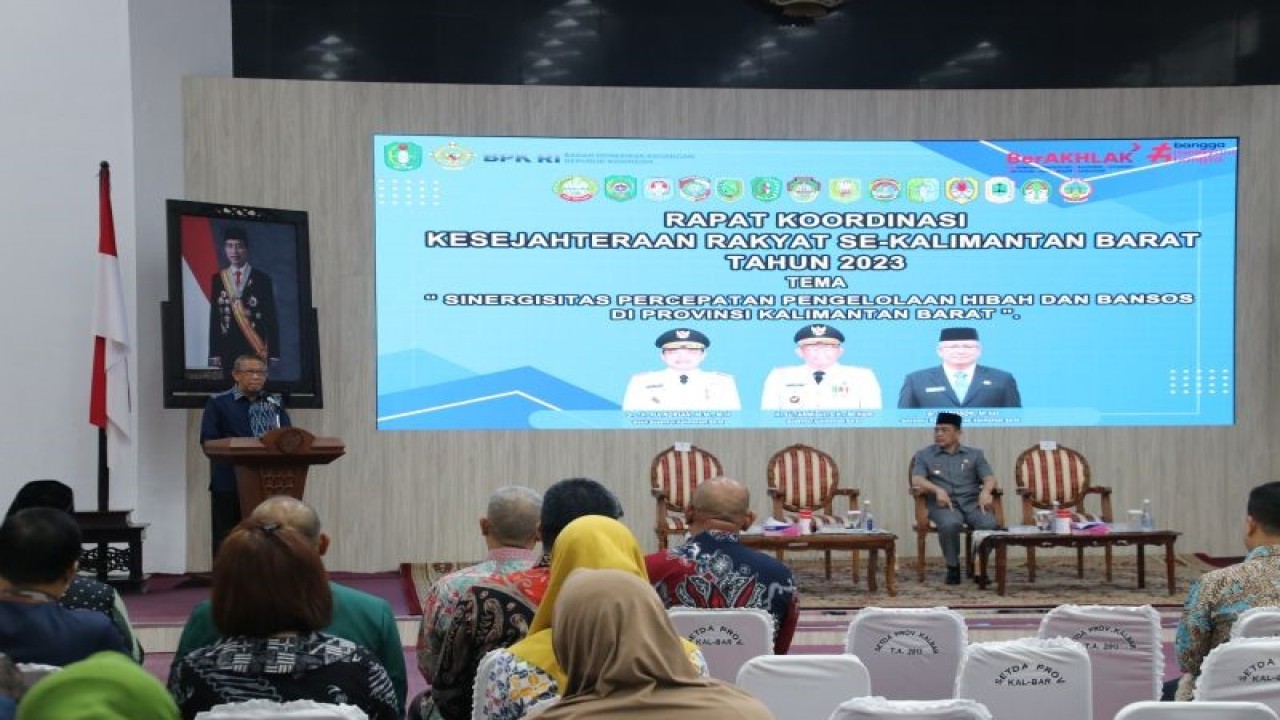 Gubernur Kalimantan Barat Sutarmidji didampingi Wakil Gubernur Kalimantan Barat Ria Norsan, membuka Rapat Koordinasi Kesejahteraan Rakyat se-Kalimantan Barat tahun 2023 dengan tema "Sinergitas Percepatan Pengelolaan Hibah dan Bansos di Provinsi Kalimantan Barat" di Balai Petitih Kantor Gubernur Kalimantan Barat, Kamis (6/7/2023). (ANTARA/Rendra Oxtora).