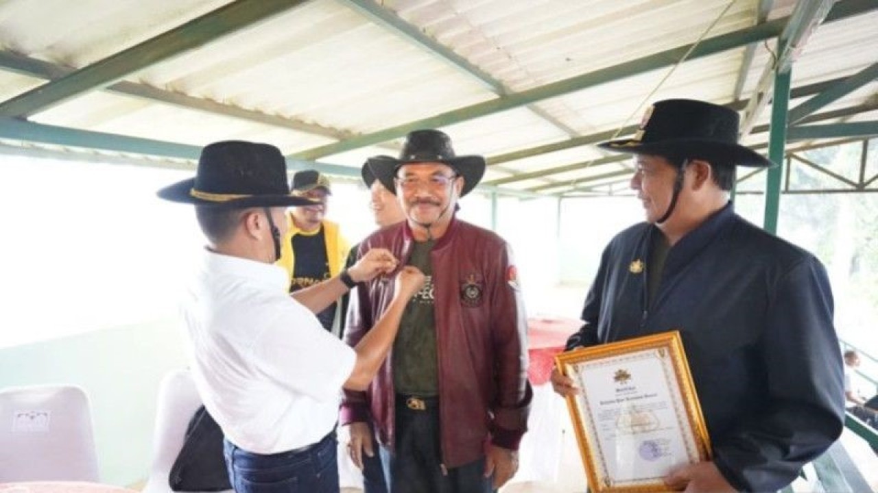 Penyematan tanda penghargaan "Brevet Kehormatan" kepada Ketua DPRD Kalsel H Supian HK oleh Komandan Kesenjataan Kavaleri (Danpussenkav) Mayjend TNI Yanuar Adil di Bandung, 2 Juli 2023. (ANTARA/HO- Humas Setwan Kalsel.)