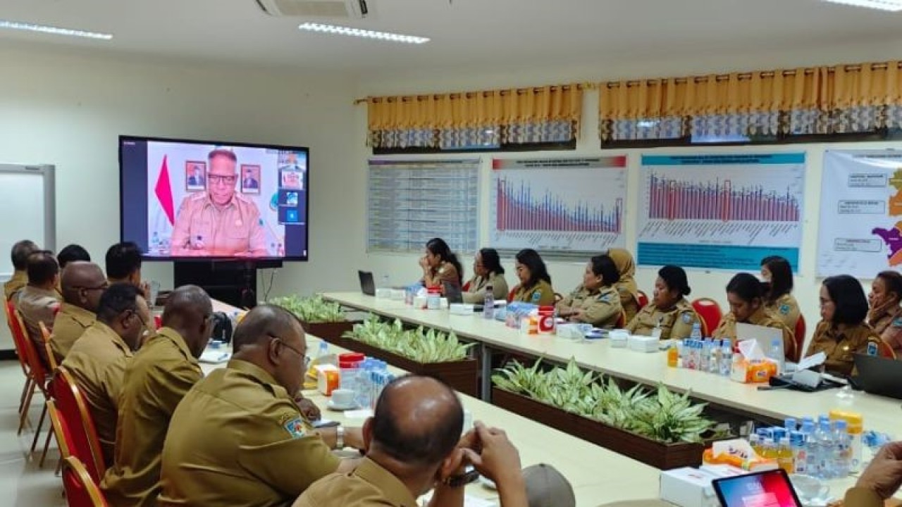 Pemerintah Provinsi Papua Barat menggelar rapat evaluasi pelaksanaan program intervensi stunting dan kemiskinan ekstrem di Manokwari, Senin (3/7/2023). (ANTARA/Fransiskus Salu Weking)