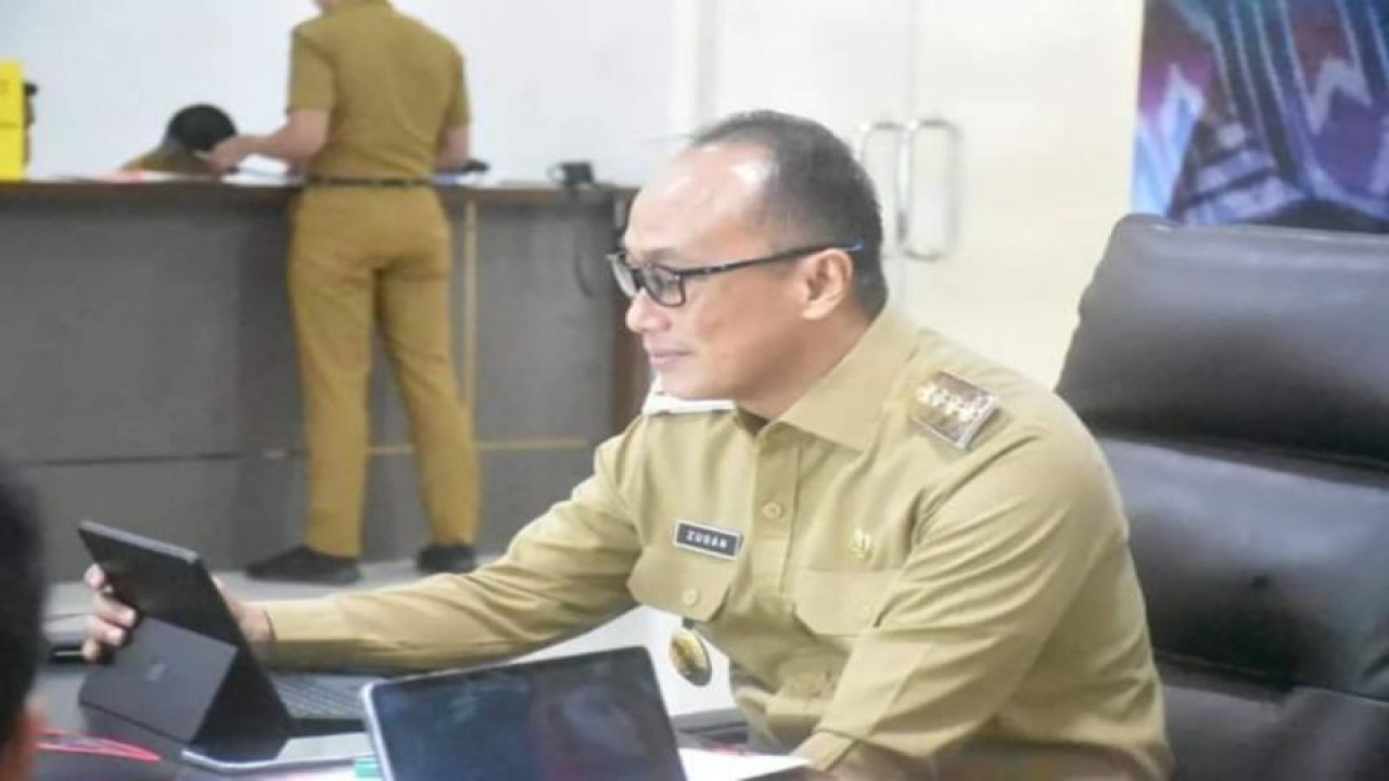 Penjabat Gubernur Sulawesi Barat (Sulbar), Zudan Arif Fakhrullah meminta pejabatnya untuk menghindari masalah hukum dalam melaksanakan tugas di Mamuju, Senin (24/7/2023) ANTARA Foto/M Faisal Hanapi