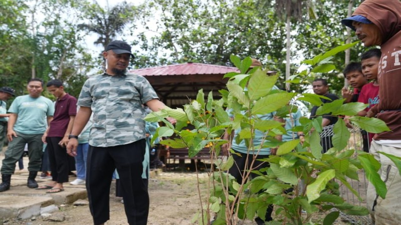 Gubernur Sulsel Andi Sudirman Sulaiman ikut aksi menanam pohon di Kabupaten Bone, Sulsel, Rabu (5/7/2023). FOTO ANTARA/HO-Humas Pemprov Sulsel