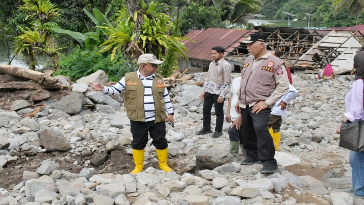 Gubernur Sumbar Mahyeldi Ansharullah didampingi Sekda Agam Edi Busti sedang meninjau lokasi tanah longsor di Jorong Pantas, Tanjung Sani, Senin (16/7/2023). Antara/HO-Kominfo Agam.