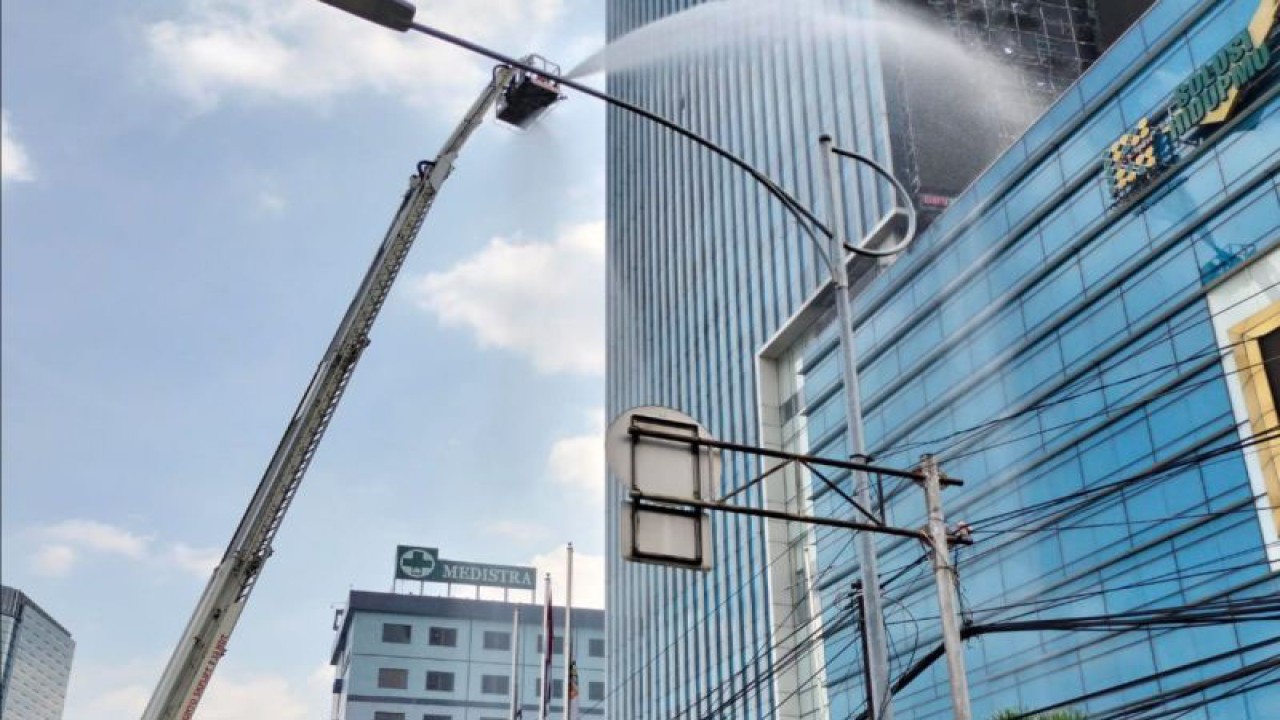 Petugas Gulkarmat Jakarta Selatan memadamkan api yang membakar Gedung K-Link Tower di Jalan Gatot Subroto, Kelurahan Kuningan Timur, Kecamatan Setiabudi, Jakarta Selatan, Sabtu (15/7/2023). (ANTARA/HO-Sudiin Gulkarmat Jaksel)