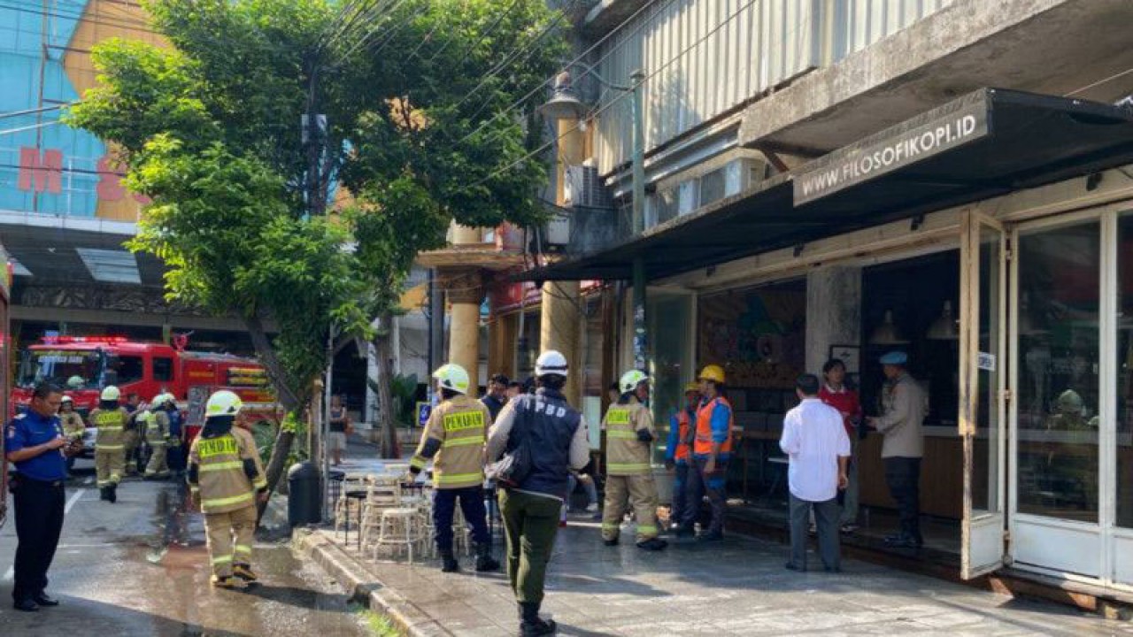 Sejumlah personel Gulkarmat Jakarta Selatan memadamkan kebakaran di Filosofi Kopi Melawai, Jakarta, Kamis (13/7/2023). ANTARA/Luthfia Miranda Putri