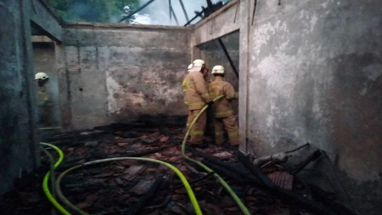 Petugas Suku Dinas Penanggulangan Kebakaran dan Penyelamatan (Gulkarmat) Jakarta Timur memadamkan api yang menghanguskan warung tabung gas dan galon air mineral di Jalan Guru Serih RT 9 RW 10 Nomor 6A Kelurahan Kalisari, Kecamatan Pasar Rebo, Jakarta Timur, Minggu pagi (23/7/2023). ANTARA/HO-Sudin Gulkarmat Jakarta Timur