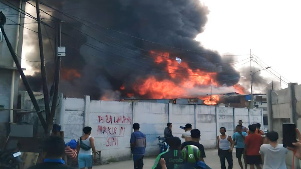 Kebakaran di Jalan Kapuk Utara2, Rt.01 Rw.3, Kapuk Muara, Penjaringan, Jakarta Utara, Minggu (30/7/2023). Antara/HO-Sudin Gulkarmat Jakut
