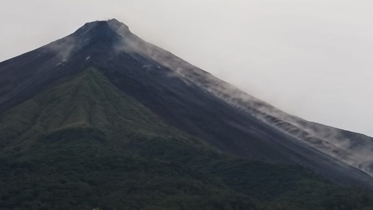 Gunung Karangetang di Pulau Siau, Kabupaten Kepulauan Sitaro, Sulawesi Utara. ANTARA/HO-Pos PGA Karangetang