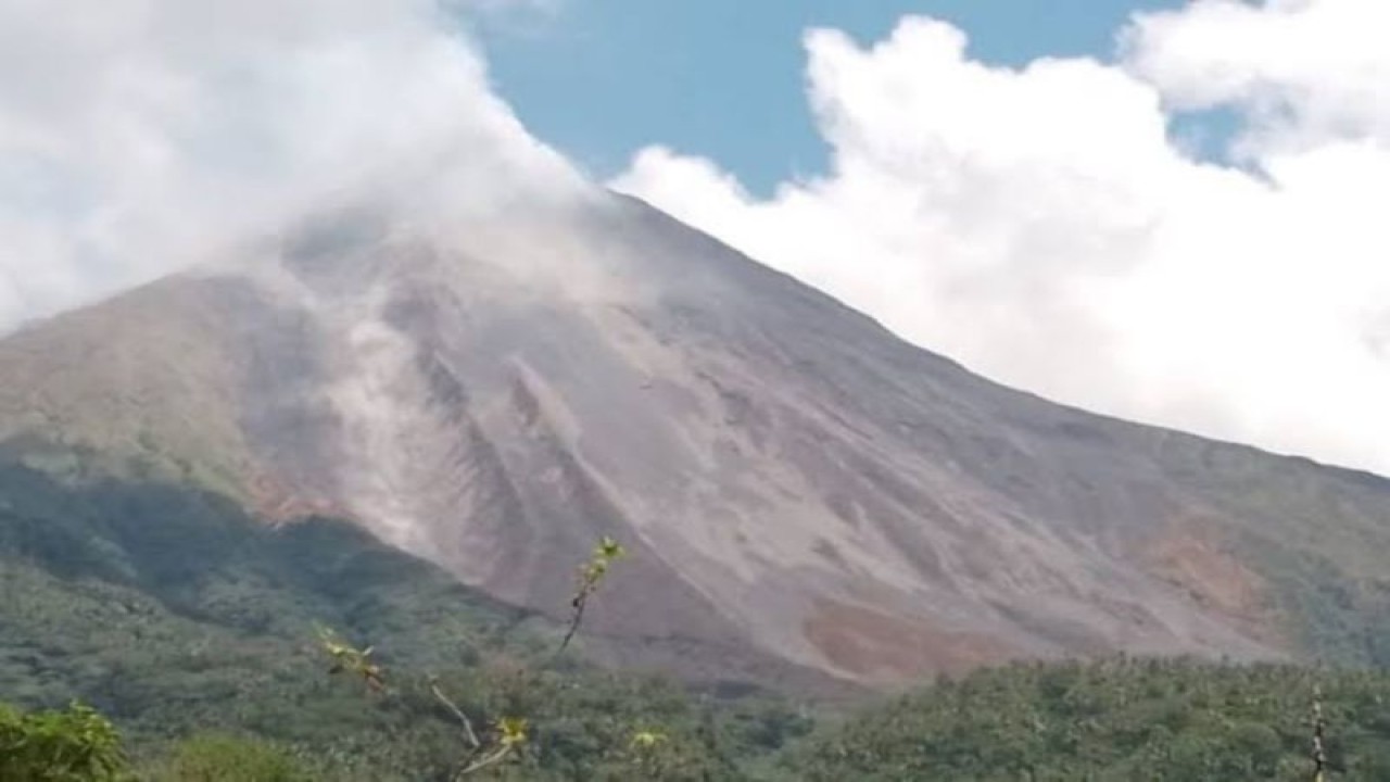 Warga Dusun Bolo, Kelurahan Tarorane, Kecamatan Siau Timur, Kabupaten Kepulauan Sitaro, Sulut diizinkan pulang untuk sementara waktu setelah terjadi awan panas guguran Gunung Karangetang di Pulau Siau beberapa waktu lalu. ANTARA/HO-PVMBG (1)