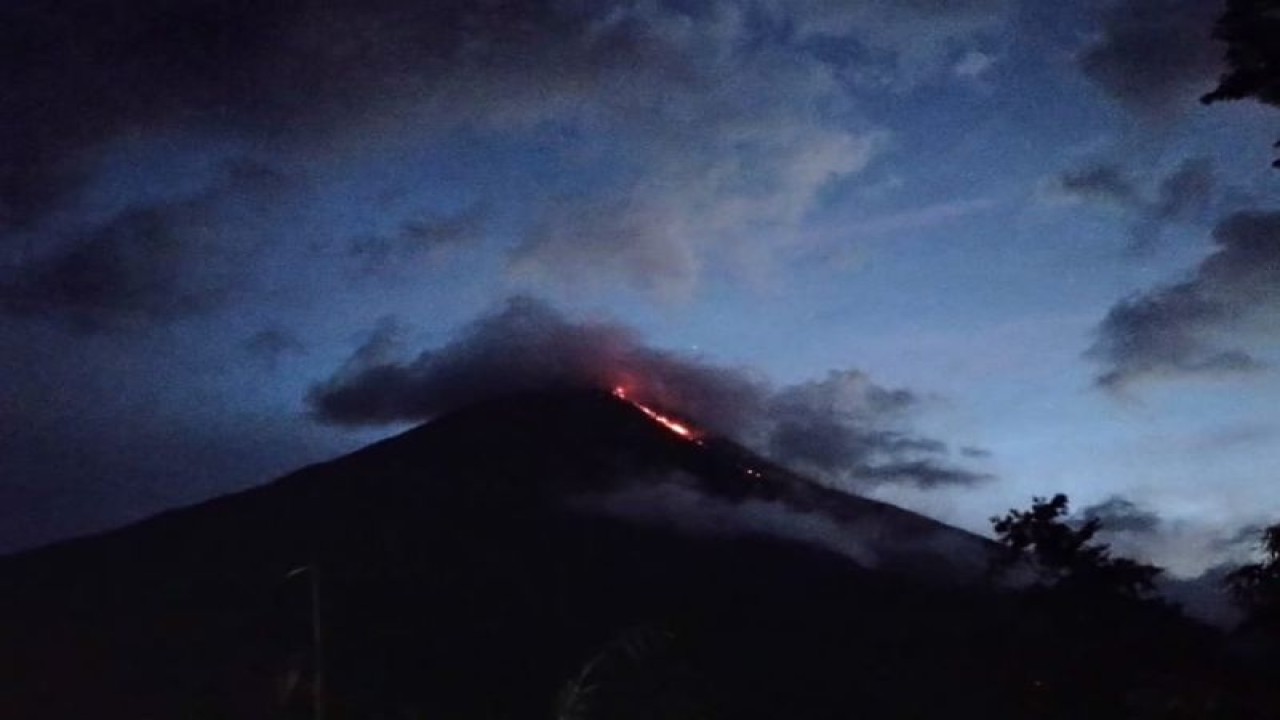 Gunung Karangetang di Kabupaten Kepulauan Siau Tagulandang Biaro (Sitaro), Provinsi Sulawesi Utara. (ANTARA/HO Pos PGA Karangetang)