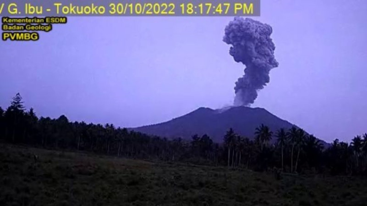 Pusat Vulkanologi dan Mitigasi Bencana Geologi (PVMB) merekam erupsi Gunung Ibu di Maluku Utara, Minggu (30/10/2022). ANTARA/HO-PVMBG