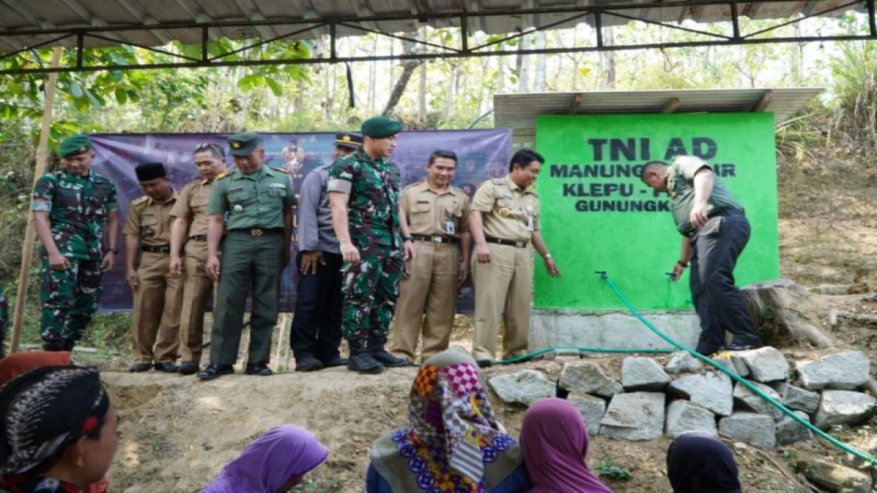 Bantuan air bersih di Gunungkidul. (ANTARA/HO-Humas Pemkab Gunungkidul)