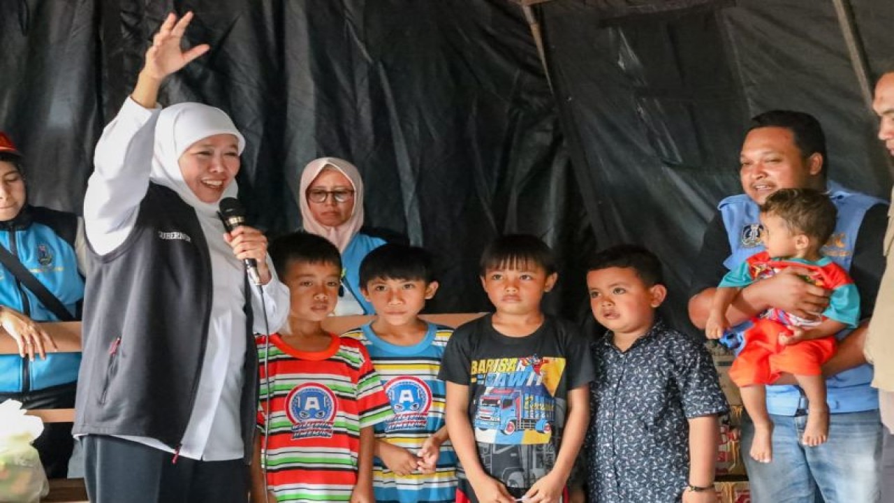 Arsip Foto - Anak-anak yang terdampak banjir lahar dingin Gunung Semeru di posko pengungsian Desa Jarit mendapatkan trauma healing saat kunjungan Gubernur Jatim Khofifah Indar Parawansa pada Minggu (9/7/2023). (ANTARA/HO-Biro Adpim Pemprov Jatim).