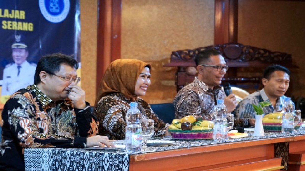 Bupati Serang Ratu Tatu Chasanah (kedua kiri) saat membuka seleksi Pascasarjana ITB di Serang, Kamis (6/7/2023) ANTARA/HO-Pemkab Serang.