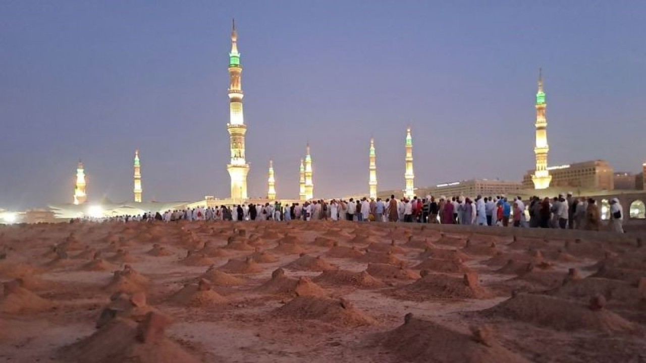 Arsip Foto - Peziarah mengunjungi makam Baqi di Madinah, Arab Saudi, Sabtu (15/7/2023). Anggota jamaah haji yang meninggal di antaranya dimakamkan di makam Baqi. (ANTARA FOTO/Wahyu Putro A/tom)