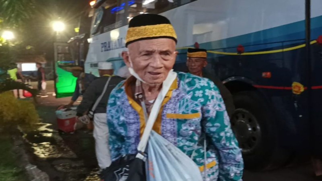 Haji tertua Indonesia, Harun Senar Muhammad turun dari bus tanpa dibantu menggunakan kursi roda sesampainya di Asrama Haji Debarkasi Surabaya, Kamis dini hari (6/7/2023). (ANTARA/Hanif Nashrullah)