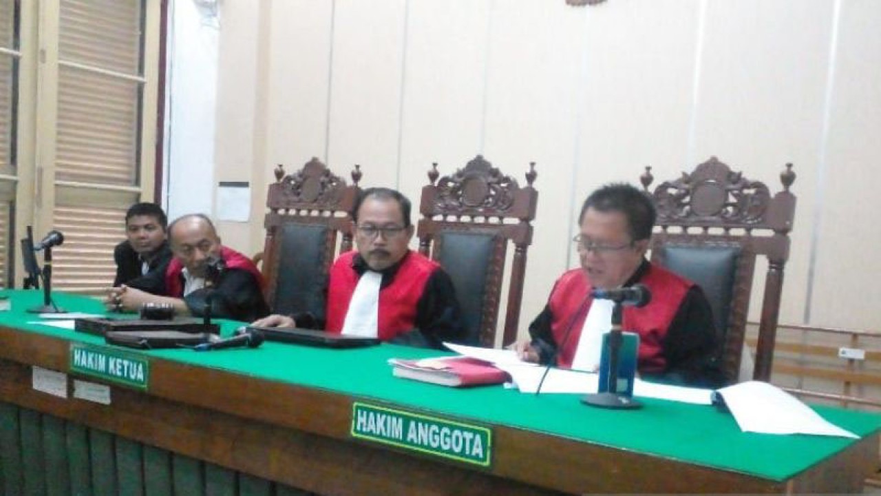 Hakim Ketua Lucas Sahabat Duha (kanan) membacakam amar putusan di Pengadilan Negeri Medan, Sumatera Utara, Selasa (11/7/2023). (ANTARA/M Sahbainy Nasution)