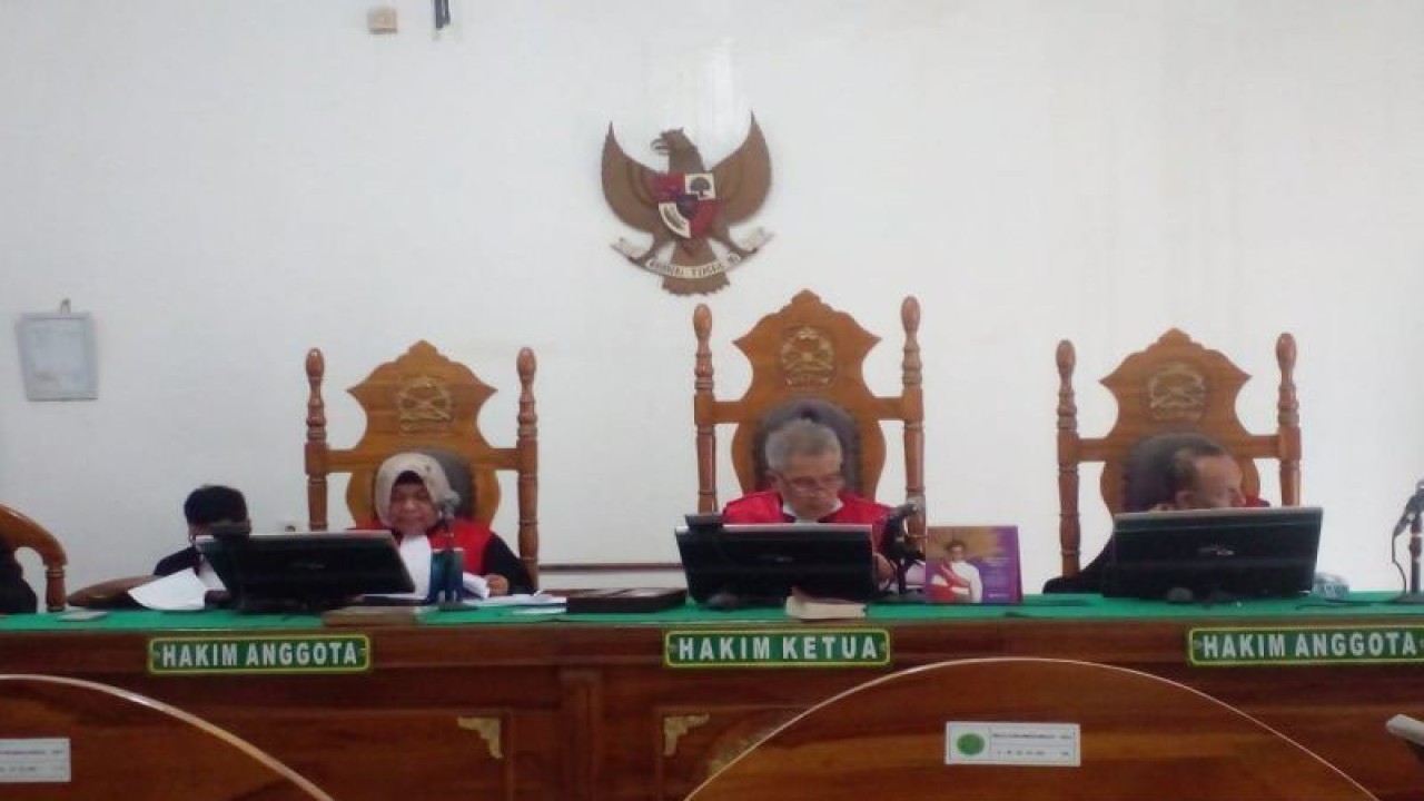 Majelis hakim diketuai Zufida Hanum (kiri) membacakan amar putusan di Pengadilan Negeri Medan, Sumatera Utara, Selasa (25/7/2023). (ANTARA/M Sahbainy Nasution)