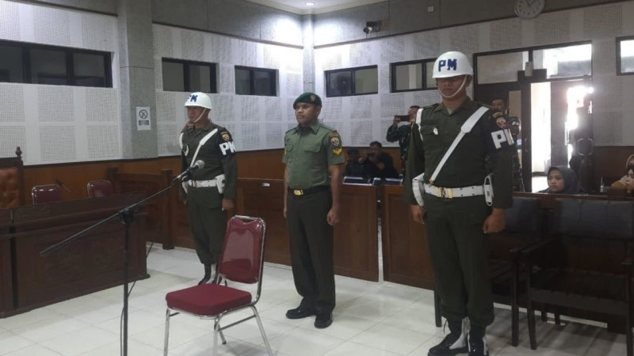 Petugas TNI mendampingi Sertu Adou menghadap majelis hakim militer dalam persidangan dengan agenda putusan perkara pidana penggelapan mobil di Pengadilan Tipikor pada Pengadilan Negeri Mataram, NTB, Selasa (25/7/2023). ANTARA/Dhimas BP
