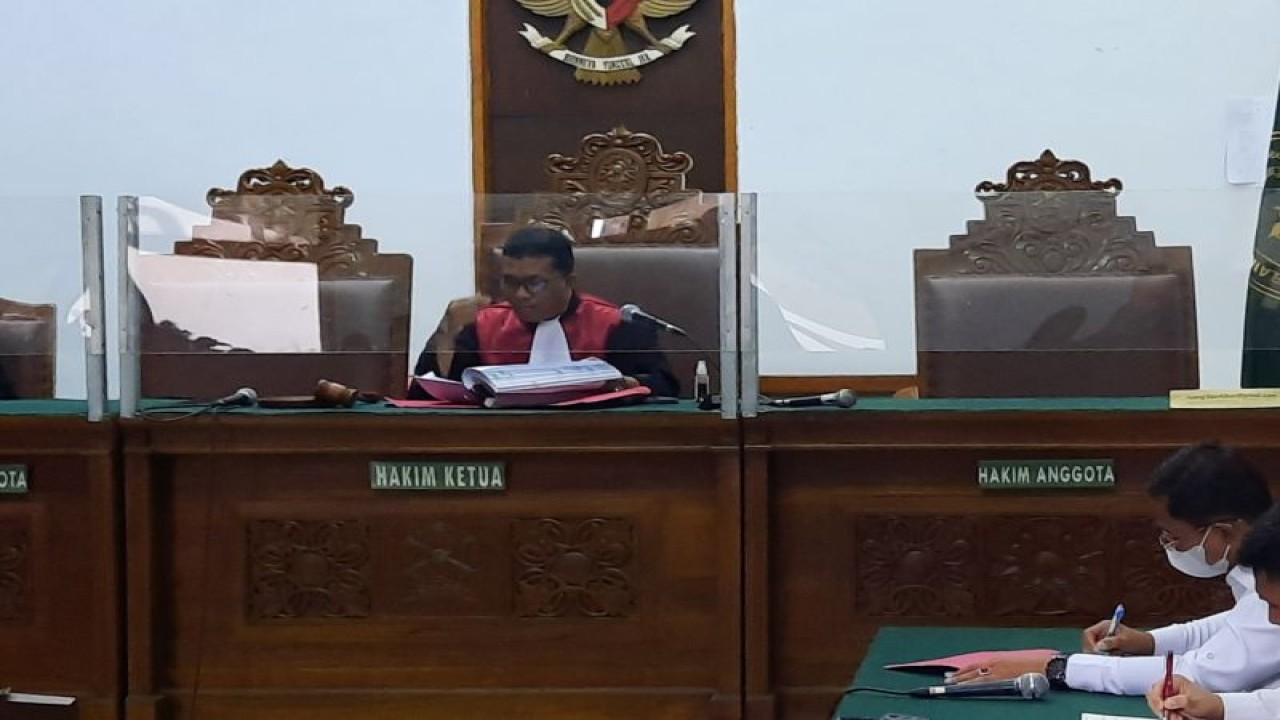 Hakim Tunggal Pengadilan Negeri (PN) Jakarta Selatan Alimin Ribut Sujono membacakan putusan praperadilan Sekretaris Mahkamah Agung (MA) Hasbi Hasan di Pengadilan Negeri Jakarta Selatan, Senin (10/7/2023). (ANTARA/Fath Putra Mulya)