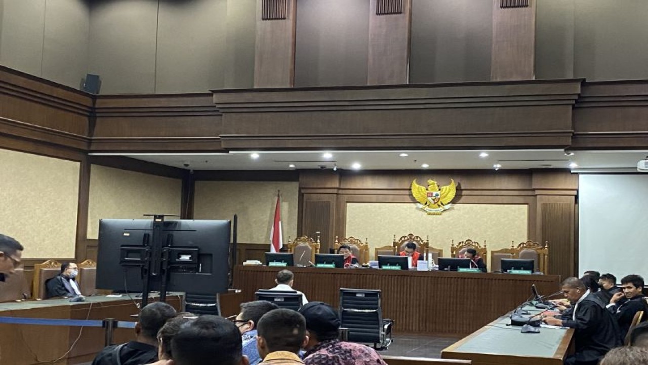 Komisaris PT Solitech Media Sinergy Irwan Hermawan dalam sidang lanjutan dengan agenda putusan sela di Pengadilan Tinggi Tindak Pidana Korupsi (Tipikor) Jakarta, Kamis (27/72023). Dalam persidangan tersebut juga dibacakan putusan sela terhadap Direktur Utama PT Mora Telematika Indonesia Galumbang Menak Simanjuntak dan Account Director PT Huawei Tech Investment Mukti Ali. (ANTARA/Fath Putra Mulya)