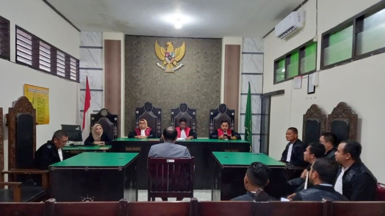 Suasana sidang putusan kasus ITE laporan DPRD NTB dengan terdakwa M. Fihiruddin di Pengadilan Negeri Mataram, Rabu (26/7/2023). (ANTARA/Dhimas B.P.)