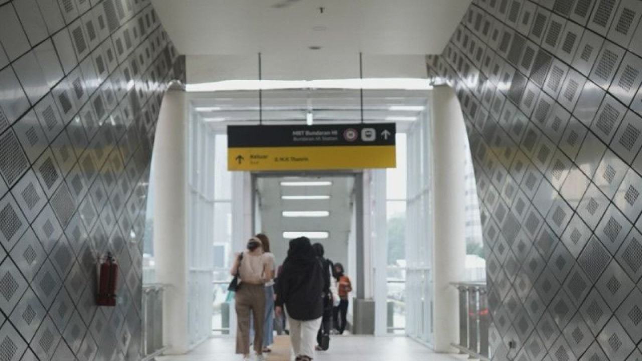 Warga memanfaatkan akses yang menghubungkan Halte TransJakarta Bundaran Hotel Indonesia (HI) dengan Stasiun MRT Bundaran HI yang baru difungsikan, Senin (10/7/2023). ANTARA/HO-PT TransJakarta