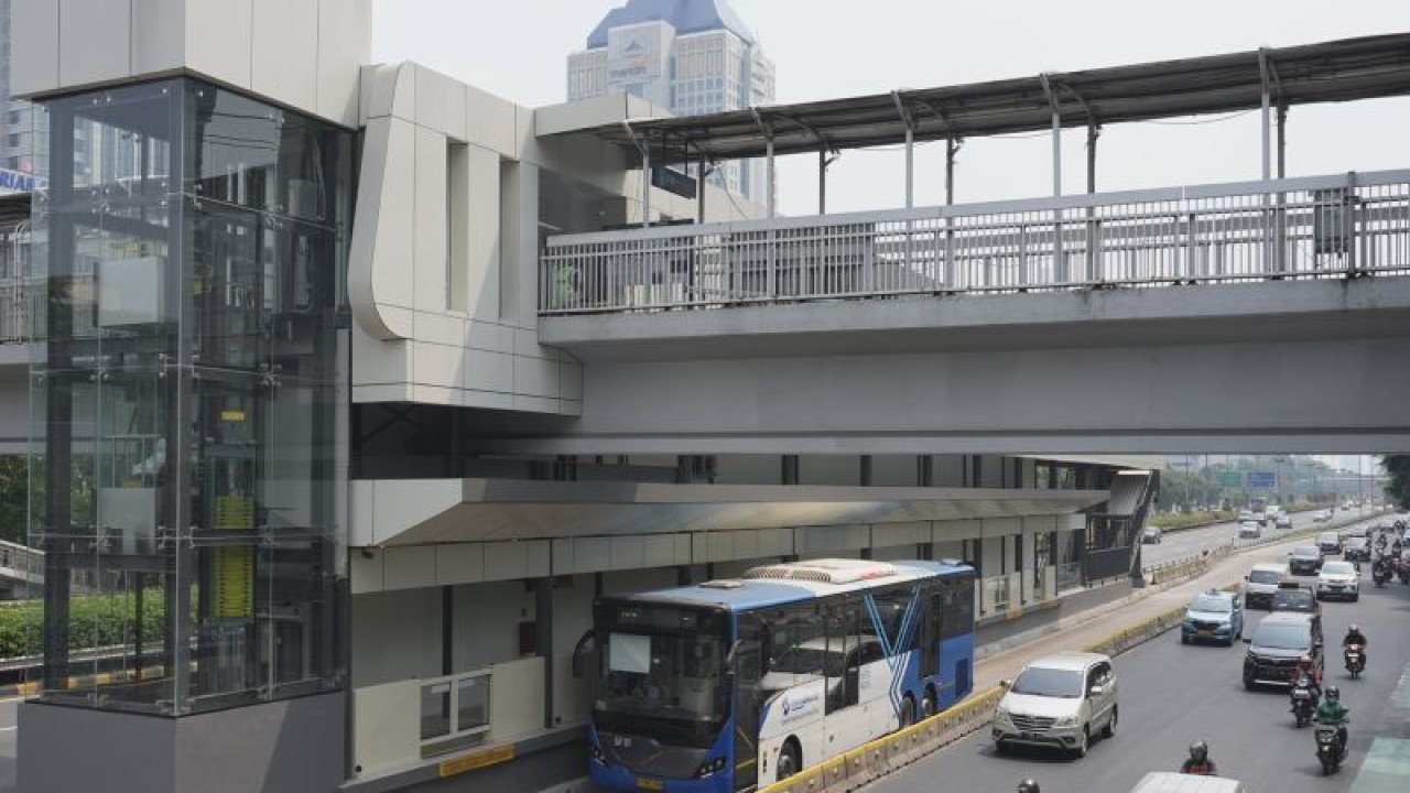 Halte TransJakarta Gatot Subroto LIPI mulai beroperasi, Jumat (14/7/2023). ANTARA/HO-PT TransJakarta