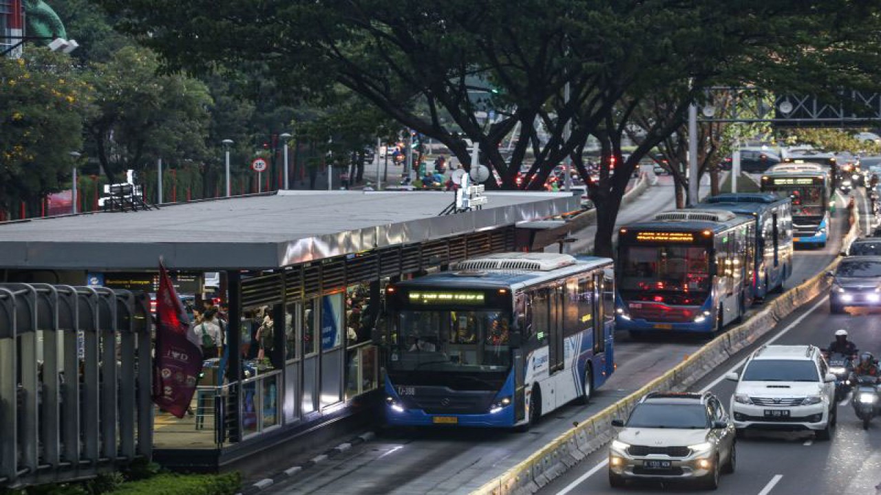 Bus Transjakarta mengantre untuk mengangkut penumpang di Halte Bundaran Senayan, Jakarta, Senin (22/5/2023). ANTARA FOTO/Asprilla Dwi Adha/aww.