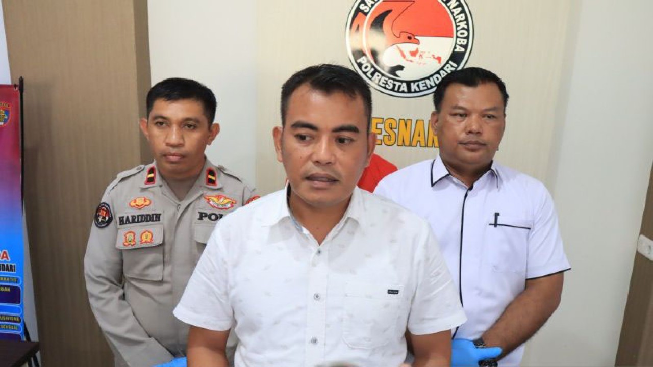 Kasat Res Narkoba Polresta Kendari AKP Hamka saat melakukan konferensi pers. (Antara/La Ode Muh Deden Saputra)