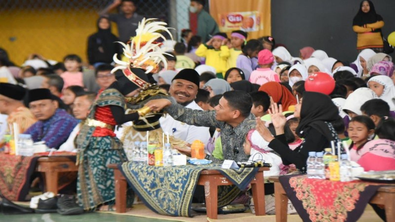 Wali Kota Kediri Abdullah Abu Bakar dalam peringatan Hari Anak Nasional ke-39 di GOR Jayabaya Kota Kediri, Jawa Timur, Rabu (26/7/2023). FOTO ANTARA/ HO-Pemkot Kediri