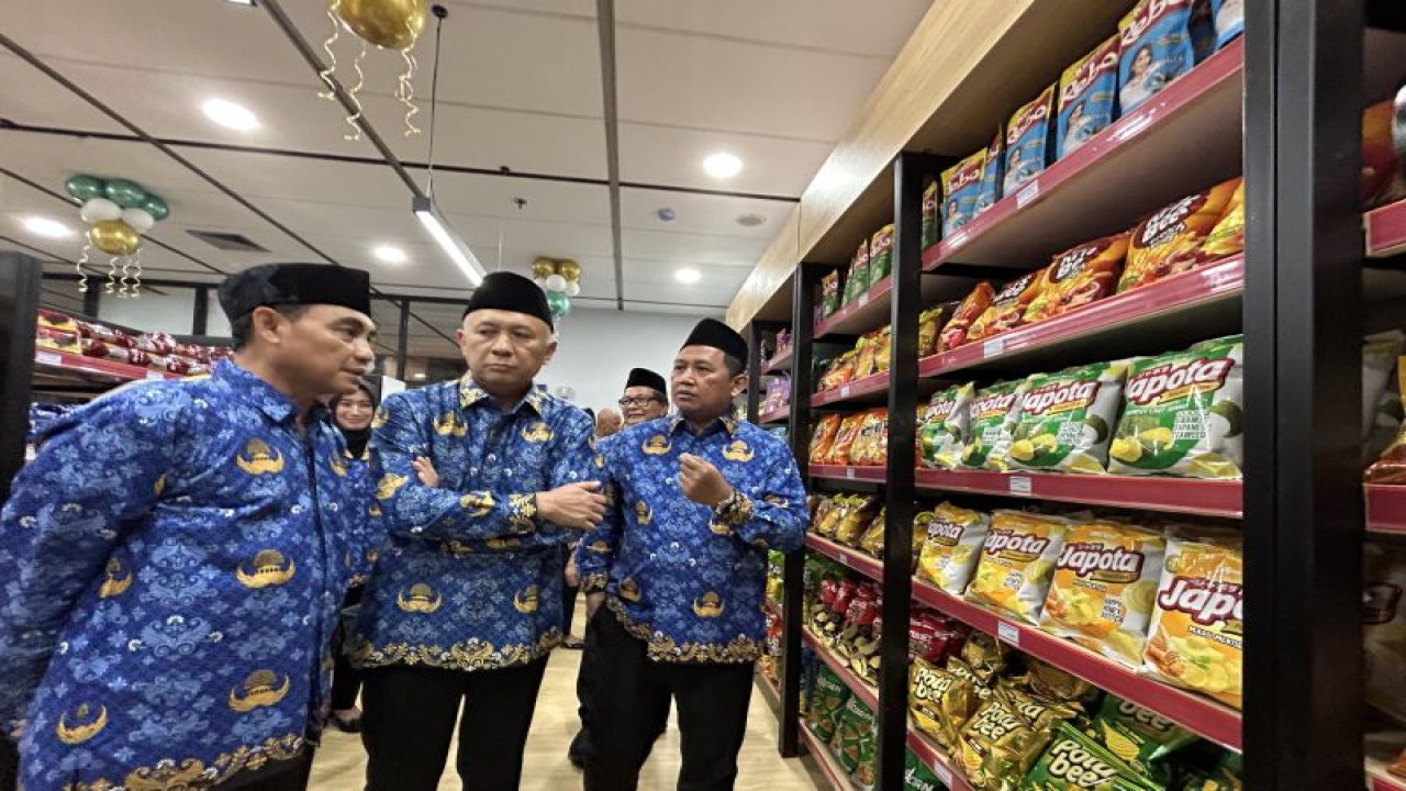 Menteri Koperasi dan UKM Teten Masduki (tengah) saat meninjau koperasi pegawai KPDK Mart di Kantor KemenKopUKM di Jakarta, Rabu (12/7/2023). ANTARA/Kuntum Riswan.