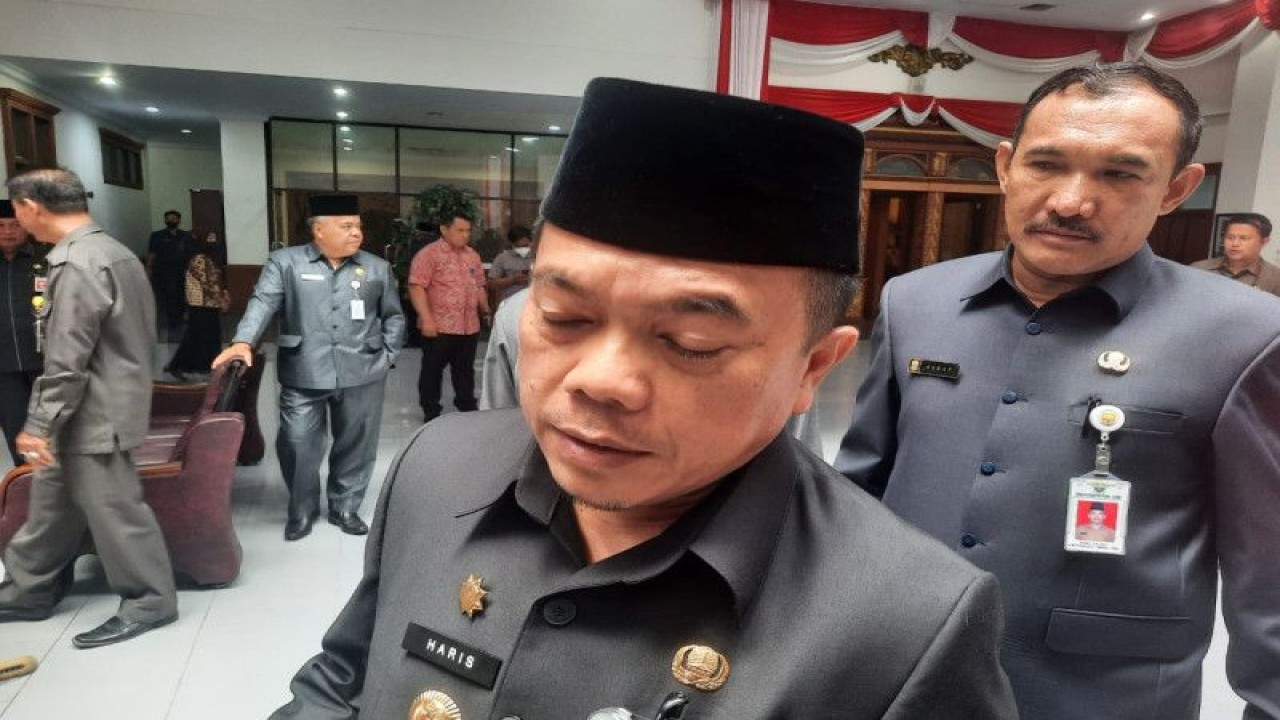 Gubernur Jambi Al Haris saat menghadiri acara pertemuan online dengan Mendagri terkait inflasi daerah di Indonesia.(ANTARA/Nanang Mairiadi)